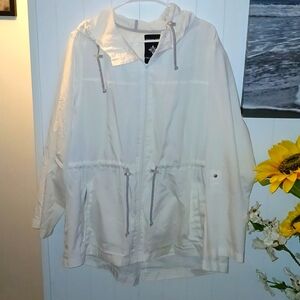 Weather tamer parka in a pocket jacket.  White. Size 2XL